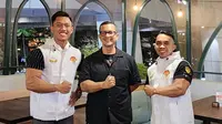 Ketua PERBAFI, Kemalsyah Nasution bersama dua atlet yang akan bertanding di Kejuaraan WFF Asia Pacific 2023 Jepang yaitu Idris (paling kiri) dan Panji.(istimewa)