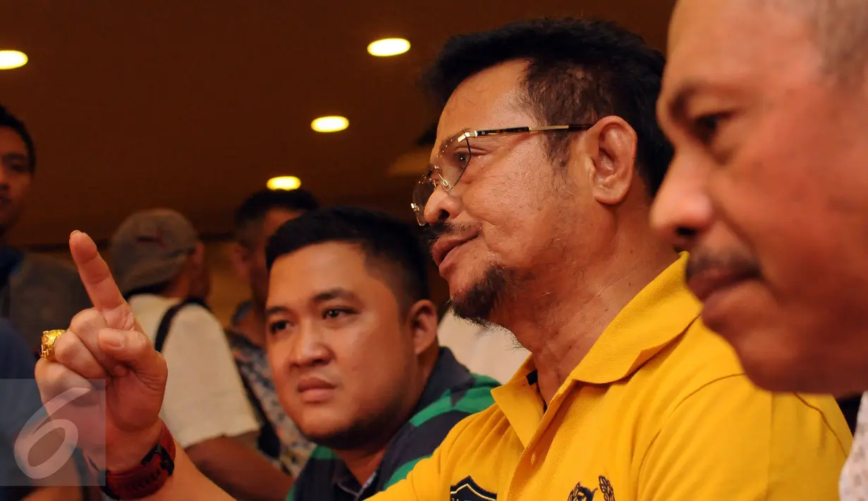 Syahrul Yasin Limpo menjawab pertanyaan terkait pencalonan dirinya sebagai Calon Ketua Umum Partai Golkar, Jakarta, Minggu (8/5/2016). Syahrul mendapat nomor urut 8 pasca pencabutan nomor yang digelar SC Munaslub Golkar. (Liputan6.com/Helmi Fithriansyah)
