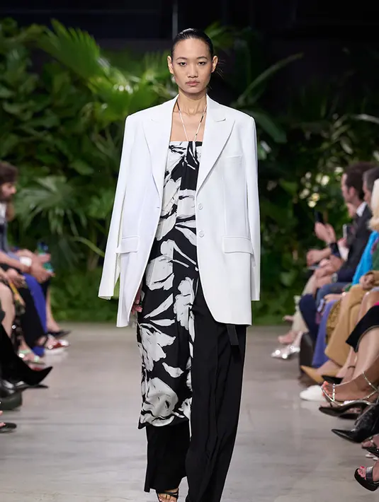 Hingga menggunakan motif-motif seperti palet  putih bersih, hitam grafis, kapur tropis, dan poppy tebal diimbangi dengan nada lembut mutiara, perak, bukit pasir, dan emas, payet berkilau disandingkan dengan siluet arsitektur dan perhiasan pahatan. Michael Kors