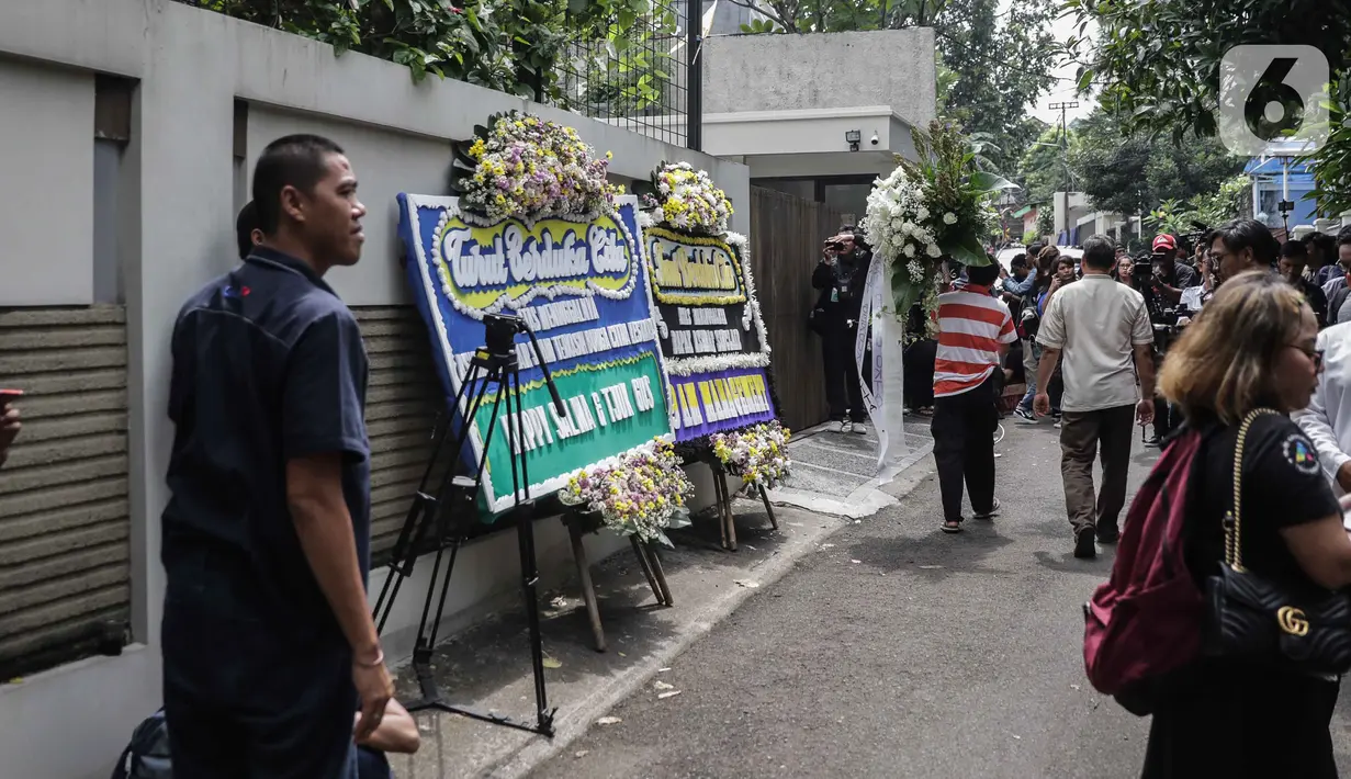 Karangan bunga ucapan duka cita atas meninggalnya almarhum Ashraf Sinclair di kawasan Pejaten Barat IV, Jakarta, Selasa (18/2/2020). Ashraf Sinclair dinyatakan meninggal oleh dokter di Rumah Sakit MMC Kuningan, Jakarta Selatan pukul 04.51 WIB. (Liputan6.com/Faizal Fanani)