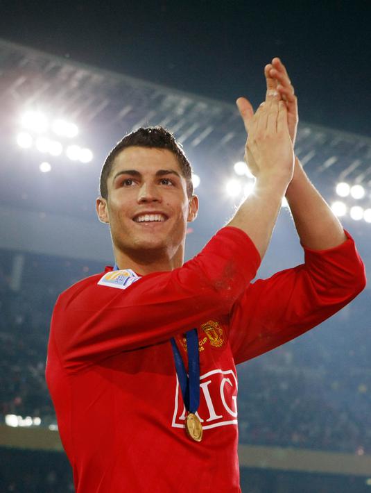 5. Cristiano Ronaldo - Meski belum resmi, bintang Real Madrid ini membuka peluang untuk kembali ke Manchester United. Dugaan kasus pajak yang membelitnya membuat CR 7 jenuh dan ingin meninggalkan Spanyol. (AFP/Ken Shimizu) 