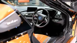 Desain interior tampilan  mobil BMW i8 Roadster yang diluncurkan pada Gaikindo Indonesia International Auto Show (GIIAS) 2018 di ICE BSD City, Tangerang, Kamis (2/8). Beralih ke kabin, terdapat sentuhan kulit di roda kemudi. (Liputan6.com/Fery Pradolo)