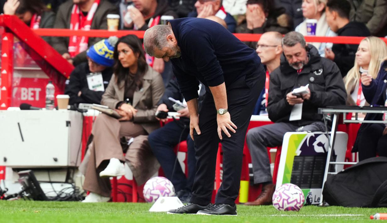 Suasana di City Ground memanas saat peluit akhir berbunyi, dengan sorakan kecewa dari para pendukung. Sang pelatih asal Australia itu meninggalkan lapangan tanpa menyadari bahwa masa jabatannya baru saja berakhir. (Mike Egerton/PA via AP)