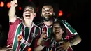Bek Brasil Marcelo, ditemani putra-putranya, memberi isyarat selama presentasi resminya sebagai pemain baru Fluminense di stadion Maracana di Rio de Janeiro, Brasil pada 10 Maret 2023. Pemilik 25 trofi selama 15 tahun berkarier di Real itu baru saja mempersembahkan gelar bagi Tricolor, julukan Fluminense. (AFP/Carl De Souza)