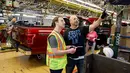 Mark Zuckerberg berbincang dengan salah satu pegawai Ford saat kunjungan ke pabrik mobil pikap legendaris Ford F-150 di Dearborn, Michigan, AS. (Facebook/Mark Zuckerberg)