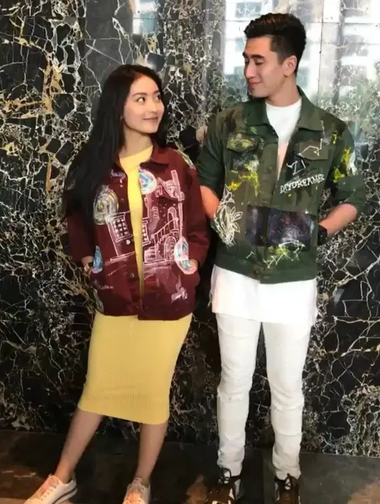 Keromantisan lagi-lagi tak segan mereka pamerkan di depan kamera. Begitu mesranya, Verrell memeluk dan mencium kening Wilona. Dalam kalimat berbahasa Inggris, Verrell menuliskan kalimat berbahasa Inggris yang sangat romantis. (Instagram/bramastavrl)