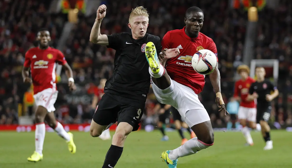 Aksi pemain Manchester United, Eric Bailly (kanan) menghalau bola dari kejaran pemain FC Zorya Luhansk, Vladyslav Kulach pada laga kedua Grup A Liga Europa di Old Trafford, Jumat (30/9/2016) dini hari WIB. (Reuters/Darren Staples)
