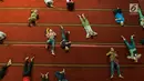 Jamaah beristirahat seusai menjalankan salat Jumat di Masjid Istiqlal, Jakarta, Jumat (2/6). Waktu luang diisi warga dengan membaca Al-quran atau beristirahat di masjid sambil menunggu waktu berbuka puasa. (Liputan6.com/Gempur M Surya)
