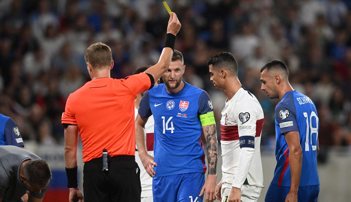 Striker Timnas Portugal, Cristiano Ronaldo diganjar kartu kuning oleh Wasit Glenn Nyberg akibat pelanggaran terhadap kiper Slovakia, Martin Dubravka pada laga Grup J kualifikasi Euro 2024 di National Football Stadium, Bratislava, Slovakia, Sabtu (9/9/2023) dini hari WIB. (AFP/Vladimir Simicek)