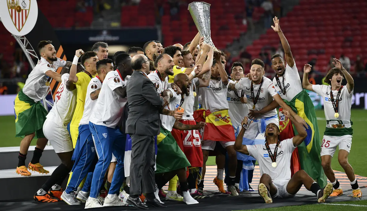 <p>Memasuki menit ke-34 AS Roma berhasil memimpin lebih dulu. Penyerang asal Argentina Paulo Dybala membawa AS Roma memimpin 1-0 setelah dengan dingin menyelesaikan umpan dari Gianluca Mancini. (AP Photo/Denes Erdos)</p>