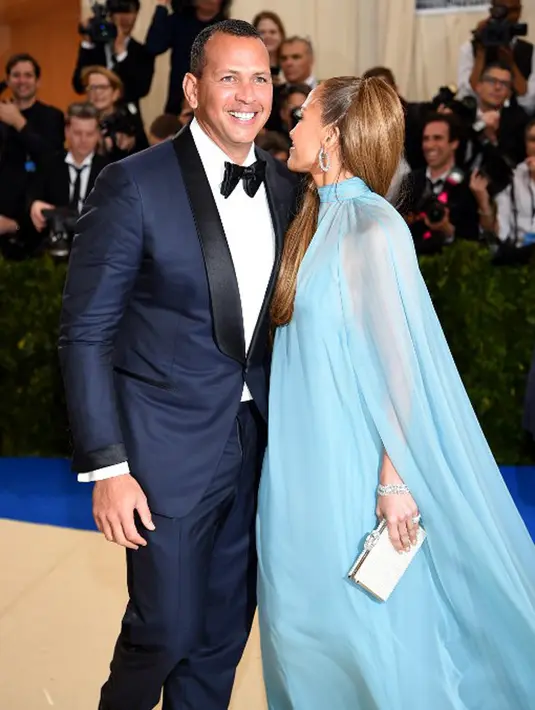 Kehadiran JLo dan A-Rod di Met Gala tentunya menjadi penampilan pertama mereka di depan publik dan berlenggang di karpet merah sejak keduanya memutuskan untuk menjalin hubungan spesial di awal tahun ini. (AFP/Bintang.com)