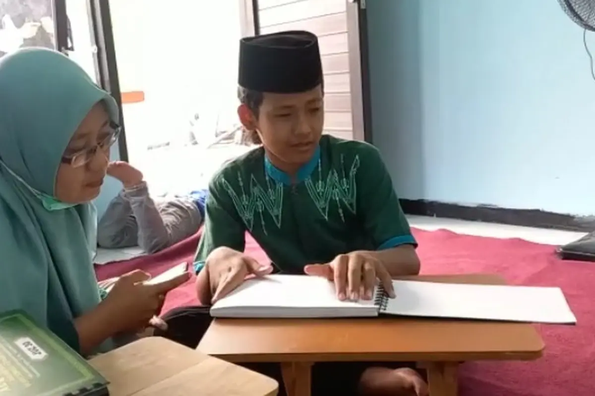 Anak penyandang disabilitas belajar membaca Al-Quran