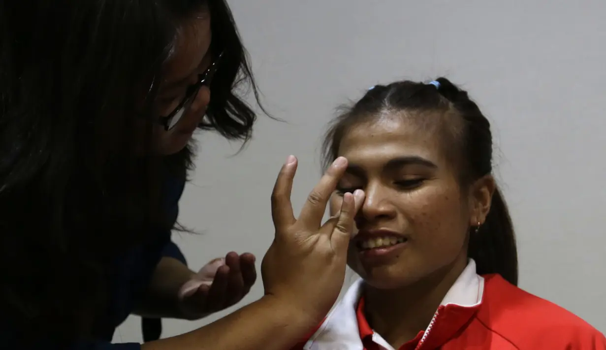 Peraih medali perak angkat besi Olimpiade Rio 2016, Sri Wahyuni Agustiani, saat di make-up sebelum tampil menjadi bintang tamu dalam acara Liputan 6 SCTV di SCTV Tower, Jakarta, Selasa (16/8/2016). (Bola.com/Arief Bagus)