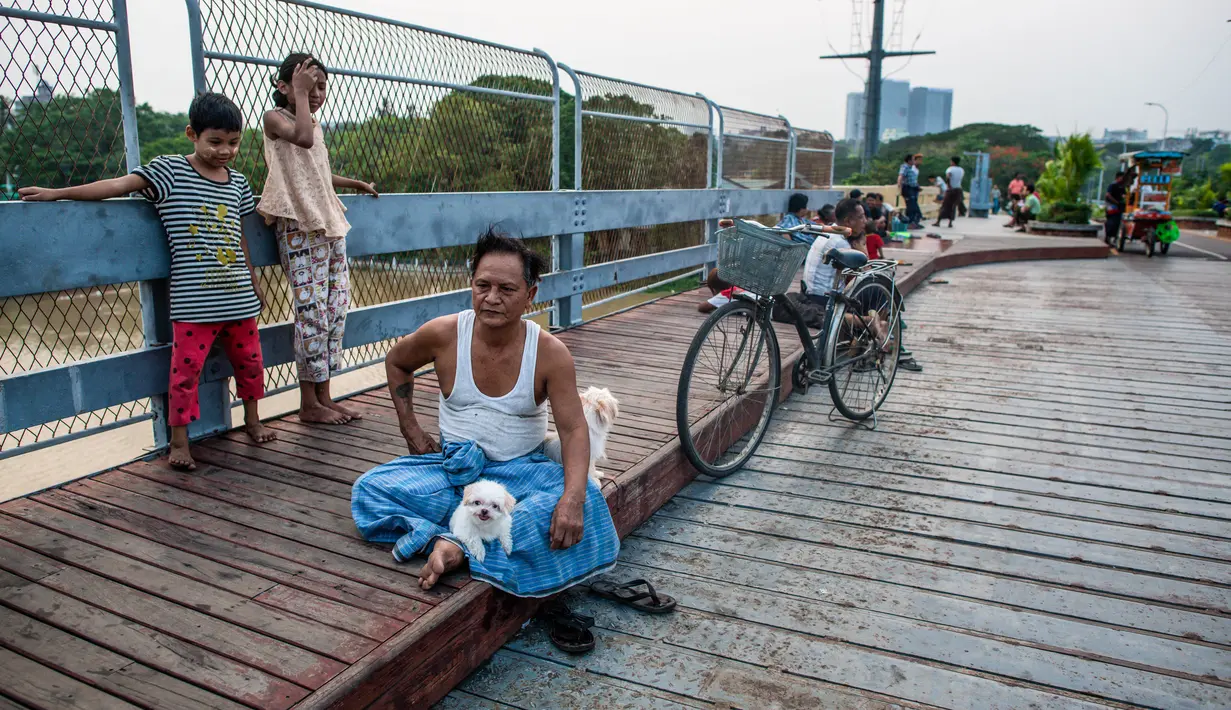 Kini, serangan infrastruktur dan berkurangnya cadangan gas lepas pantai membuat mereka yang tidak mampu membeli generator diesel yang mahal. (Sai Aung MAIN / AFP)
