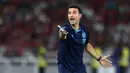 Reaksi pelatih kepala Argentina, Lionel Scaloni saat laga FIFA Matchday antara Timnas Indonesia melawan Argentina yang berlangsung di Stadion Utama Gelora Bung Karno (SUGBK), Senayan, Jakarta, Senin (19/06/2023). (Bola.com/Bagaskara Lazuardi)