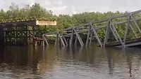 Jembatan di Kepulauan Meranti roboh karena besi dan tiang penyangganya keropos. (Liputan6.com/M Syukur)