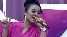 Juwita Bahar membawakan lagu Buka Dikit Joss dalam acara inBox SCTV (04/08/2014). 