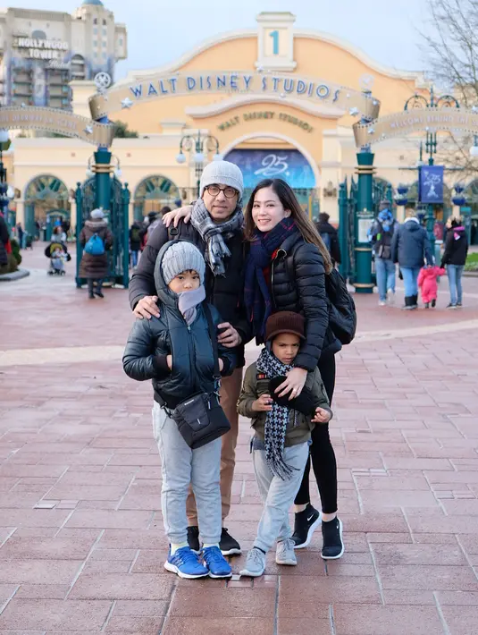 Wanita kelahiran 23 Maret 1987 ini memang jarang mengunggah foto sang suami di media sosial. (Foto: instagram.com/bungazainal05)