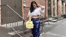 Untuk atas ia memilih bushwick cropped top putih dari Saint York seharga Rp375 ribu, dipadukan dengan cargo pants biru metalik dari Dua Awan seharga Rp495 ribu. Hand bag kuning dari Semata seharga Rp310 ribu melengkapi OOTD ibu dua anak ini. Instagram @Rachelvennya