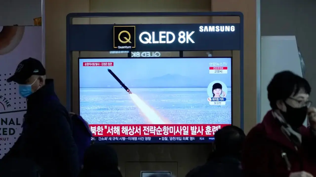 Layar TV menunjukkan gambar peluncuran rudal Korea Utara selama program berita di Stasiun Kereta Api Seoul di Seoul, Korea Selatan, pada tanggal 28 Februari 2025 [Ahn Young-joon/AP]