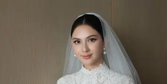 Jessica Mila tampil dengan riasan natural glam saat pemberkatan nikah dengan Yakub Hasibuan[Foto: Instagram @cherryjks]