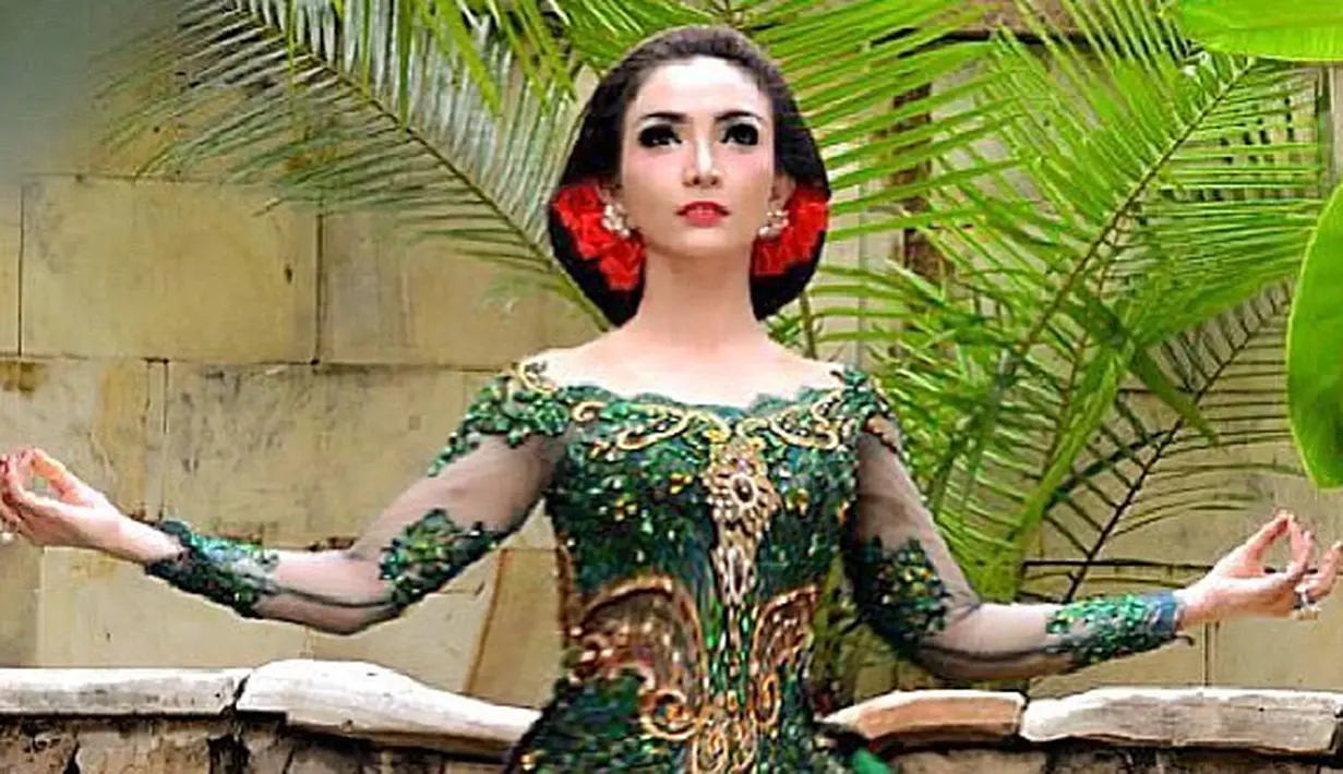 Bukan hal yang aneh jika Roro Fitria berdandan glamor dan dengan makeup yang tebal. Terlebih saat Roro berada di depan publik untuk mengisi sebuah acara dan menghibur para penggemarnya. (Instagram/roro.fitria1989)