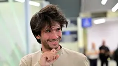 Reaksi pengacara Prancis-Spanyol Juan Branco setibanya di bandara Roissy-Charles-de-Gaulle, di luar Paris, setelah dia ditempatkan di bawah pengawasan yudisial dan diusir dari Senegal, Selasa (8/8/2023). (Miguel MEDINA / AFP)