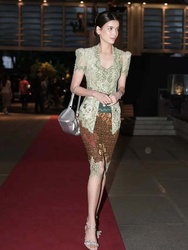 Gaya Publik Figur Dibalut Kebaya Modern saat Hadir di Acara yang Sama