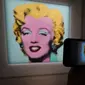 Jurnalis mengambil foto lukisan "Shot Sage Blue Marilyn" karya Andy Warhol selama pratinjau pers di New York, Senin (21/3/2022).  Rumah lelang Christie menyatakan akan melelang lukisan potret Marilyn Monroe yang dibuat Warhol pada 1964 tersebut pada Mei mendatang di New York. (TIMOTHY A. CLARY/AFP)