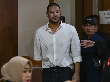 Terdakwa kasus peredaran narkotika di dalam Rumah Tahanan (rutan), Muhammad Ammar Akbar alias Ammar Zoni sesaat sebelum menjalani persidangan di Pengadilan Negeri Jakarta Pusat, Kamis (18/12/2025). Pesohor Muhammad Ammar Akbar alias Ammar Zoni dihadirkan secara langsung pada persidangan terkait kasus peredaran narkotika di dalam Lembaga Pemasyarakatan (Lapas) Salemba di Pengadilan Negeri Jakarta Pusat, Kamis (18/12/2025). (merdeka.com/Arie Basuki)