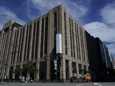 Markas besar perusahaan di San Francisco yang sebelumnya dikenal sebagai Twitter terlihat pada Senin, 31 Juli 2023. Tanda "X" yang berkedip terang telah dicopot dari kantor pusat perusahaan yang sebelumnya bernama Twitter di San Francisco, hanya beberapa hari setelah dipasang. (AP Photo/Godofredo A. Vásquez)