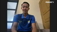 Gelandang Persib, Beckham Putra tampak berbicara via online dengan Bobotoh kecil. (Tangkapan layar YouTube Persib)