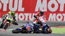 Pembalap Yamaha Movistar, Maverick Vinales terjatuh di chicane terakhir pada putaran ke-11 di Sirkuit Assen MotoGP Belanda, Minggu (25/6). Sebelum terjatuh, Vinales baru saja menyalip pembalap Ducati, Andrea Dovizioso. (AP/Geert Vanden Wijngaert)