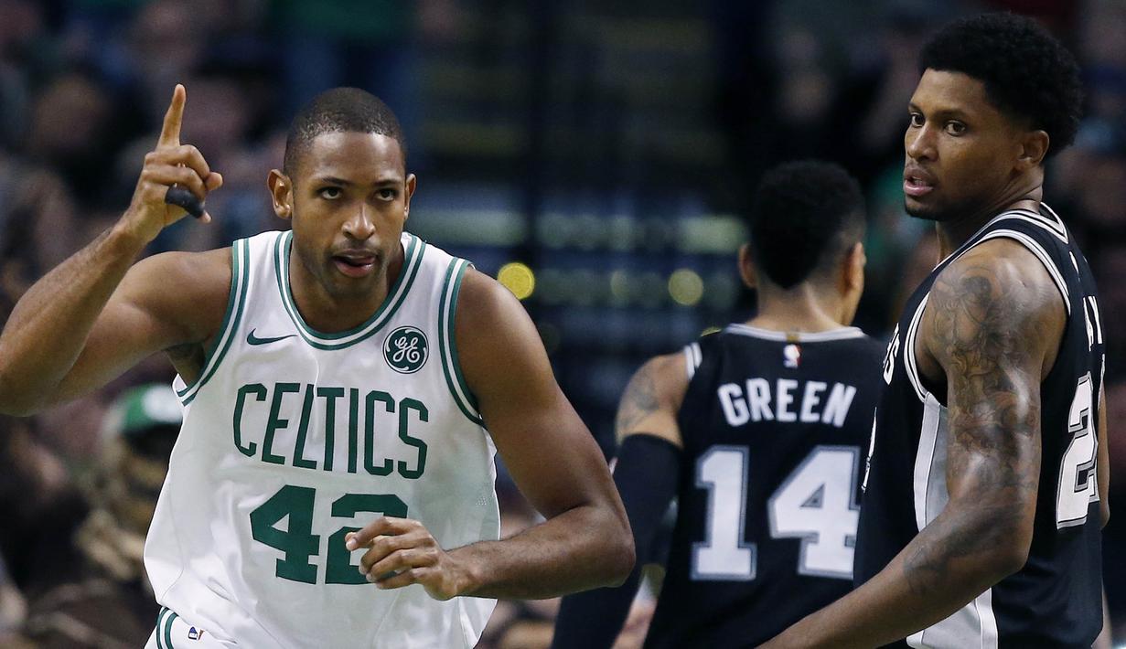 Pebasket Boston Celtics, Al Horford, melakukan selebrasi saat melawan San Antonio Spurs pada laga NBA di TD Garden, Boston, Senin (30/10/2017). Celtics menang 108-94 atas Spurs. (AP/Michael Dwyer)