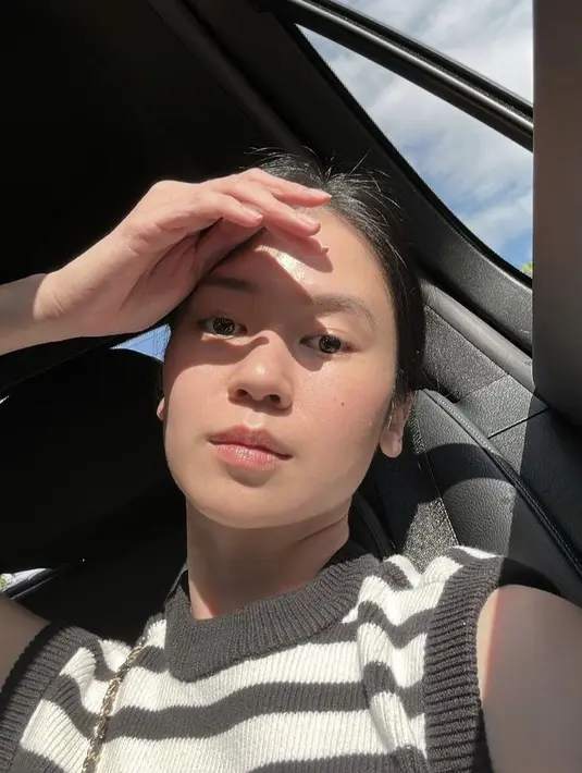 Diterpa cahaya ilahi, Laura tampil memamerkan wajah cantik naturalnya. (@laurabas)