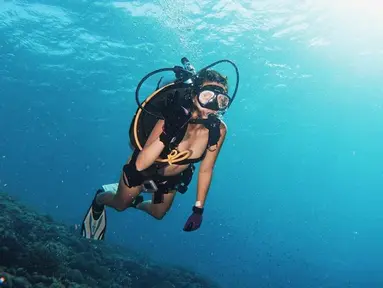 Nia Ramadhani bersama suaminya, Ardi Bakrie, dan buah hati mereka berlibur bersama ke Labuan Bajo. Mereka pun tak melewatkan untuk diving di laut Labuan Bajo. Melalui akun Instagramnya, Nia membagikan keseruannya saat diving. (Instagram/ramadhaniabakrie)