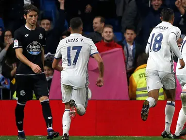 Sergio Ramos merayakan gol bersama rekannya saat melawan Deportivo La Coruna di Santiago Bernabeu, Minggu (11/12). Gol Ramos menjadi penentu kemenangan Real Madrid dengan skor akhir 3-2. (REUTERS / Javier Barbancho)