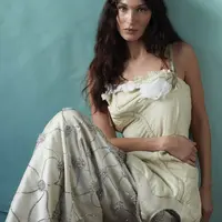 Bella Hadid baru saja mengungkapkan jika ia melalukan operasi plastik di hidung pada usia 14 tahun tepatnya di tahun 2010. Namun, ia mengatakan jika menyesal dengan tindakannya tersebut. Lalu bagaimana sebenarnya wajah Bella Hadid sejak masih bayi? Yuk intip. @bellahadid