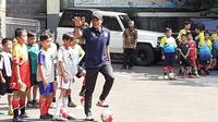 Eks bek sayap Persib, Gilang Angga Kusuma, saat coaching clinic U-8 dan U-12 di Sekolah Dasar Negeri Banjarsari, Kota Bandung, Jumat (13/9/2019). (Bola.com/Erwin Snaz)