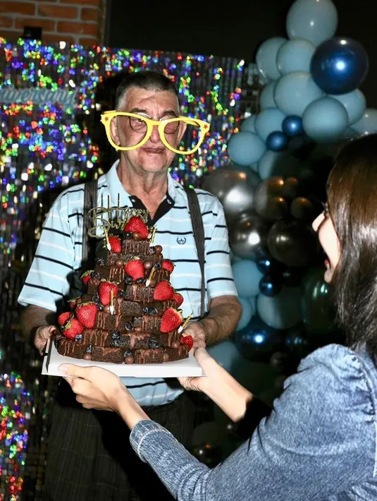 Hingga akhirnya diketahui dari unggahan Instagram sang mama, Lisa BLACKPINK tengah berada di Thailand untuk merayakan ulang tahun ayahnya.  [@chitthipbruschweiler]