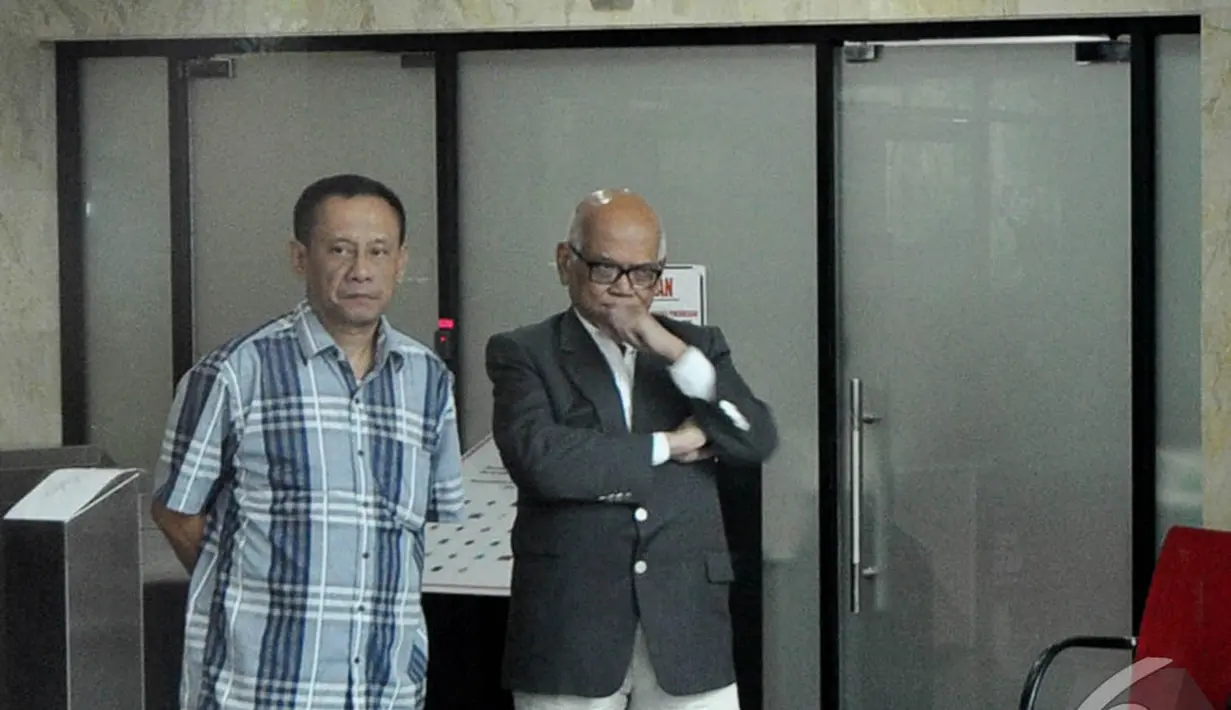 Mantan Menteri Koordinator Perekonomian, Dorodjatun Kuntjoro Jakti (kanan) diperiksa KPK, Jakarta, Jumat (12/12/2014). (Liputan6.com/Miftahul Hayat)