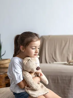 Pada masa sekolah, anak dan temannya tidak akan terlepas dari pertengkaran dan hal itu wajar terjadi. (Foto/dok: Freepik/pvproductions)