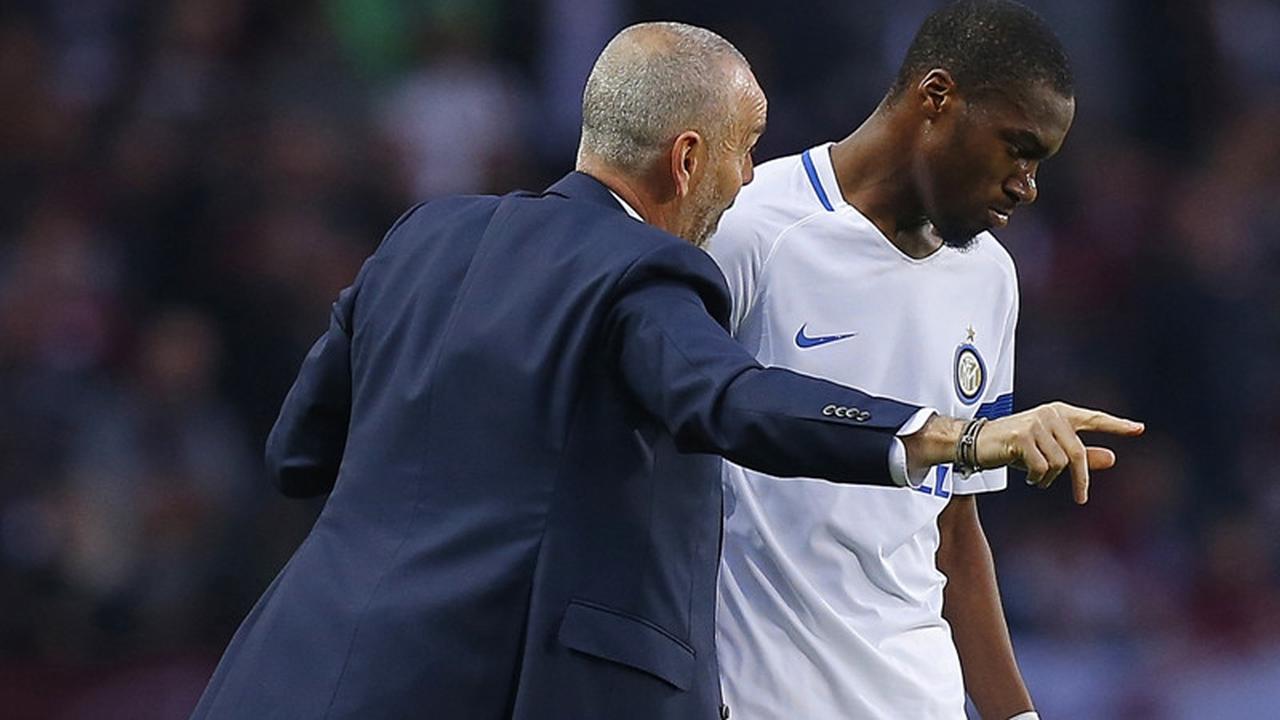Gelandang Inter Milan, Geoffrey Kondogbia, mendengar instruksi Stefano Pioli pada 2016/2017. 