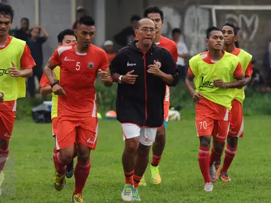 Pelatih Persija, Bambang Nurdiansyah (tengah) saat memimpin latihan di National Youth Training Centre, Sawangan, Depok, Jumat (4/12/2015). Latihan ini persiapan memasuki babak delapan besar Piala Jenderal Sudirman. (Liputan6.com/Helmi Fithriansyah)