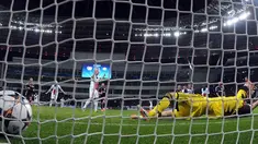 Kiper Bayer Leverkusen Bernd Leno gagal menyelamatkan tembakan dari Zlatan Ibrahimovic pada putaran leg pertama 16 besar Liga Champions antara Bayer Leverkusen vs Paris Saint-Germain (PSG) di Leverkusen, Jerman Barat pada 19 Februari 2014 (AFP/Federico Ga