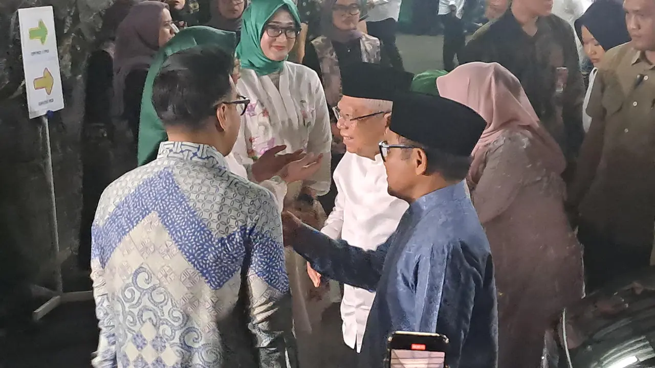 Ketua Umum Partai Kebabgkitan Bangsa (PKB) sekaligus Menteri Koordinator Pemberdayaan Masyarakat, Muhaimin Iskandar alias Cak Imin, menggelar acara halalbihalal di rumah dinasnya di Jalan Widya Chandra IV Jakarta Selatan, Minggu malam (20/4/2025).