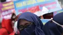 Ekspresi gerakan Perempuan Milenial Indonesia (Permisi) membentangkan spanduk saat menggelar aksi di Gedung Bawaslu, Jakarta, Rabu (12/9).  Mereka meminta Bawaslu turun tangan menyetop politisasi emak-emak di Pilpres 2019. (Merdeka.com/Imam Buhori)