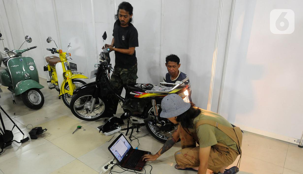 Mekanik menyelesaikan proses konversi motor listrik pada bengkel Elders Garage di basement Gedung Smesco, Jakarta, Selasa (20/12/20222). Konversi motor konvensional bermesin bensin ke listrik menjadi salah satu kebijakan yang dikeluarkan pemerintah. Untuk mempercepat tren elektrifikasi, pemerintah mendorong program konversi dengan memberikan subsidi Rp 6,5 juta.
(merdeka.com/Arie Basuki)