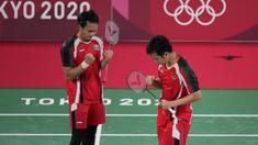 Pasangan ganda putra Indonesia, Mohammad Ahsan/Hendra Setiawan menjadi wakil Indonesia pertama yang lolos ke semifinal cabang bulu tangkis Olimpiade Tokyo 2020 setelah menang rubber game atas ganda Jepang, Takeshi Kamura/Keigo Sonoda, Kamis (29/7/2021) pagi WIB. (Foto: AP/Dita Alangkara)