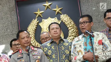 Kapolri Jenderal Polisi Tito Karnavian bersama Ketua Pansus Hak Angket KPK Agun Gunandjar Sudarsa dan Panitia Khusus Hak Angket KPK menggelar jumpa pers seusai rapat konsultasi di Gedung Mabes Polri, Jakarta, Rabu (12/7). (Liputan6.com/Immanuel Antonius)